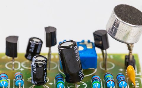 無功補(bǔ)償電容器漏油，可以繼續(xù)使用嗎？